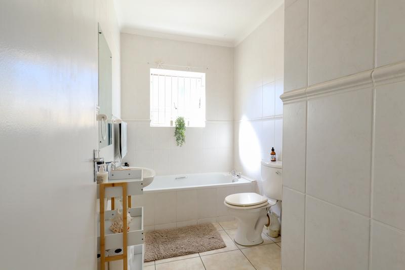 To Let 3 Bedroom Property for Rent in Somerset Ridge Western Cape